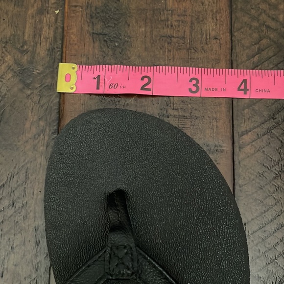 SANUK black flip flops size 6-6.5 (?) GUC - Picture 11 of 11
